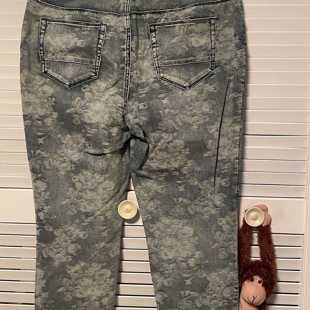 So Slimming Chico’s Crop Patchwork Jeans Size 2 L - image 5